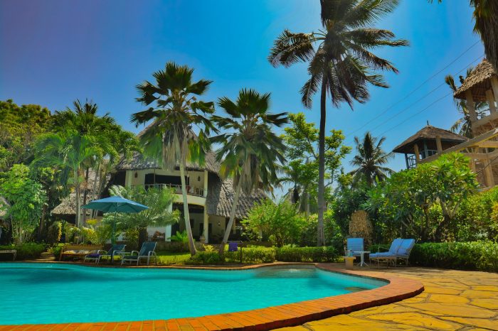 Self-catering Villas Diani, for Total 26pax (3,3,6 bedroom units on the same compound)