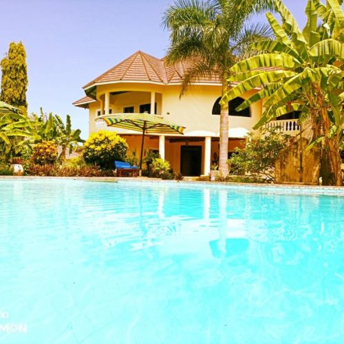 8 Bedrooms Holiday Villas in Diani (3&5 bedrooms units) for total 16pax